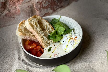 Яйца пашот с сырным муссом