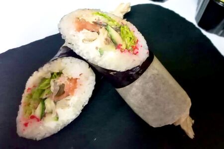 Суширрито с лососем и омлетом тамаго