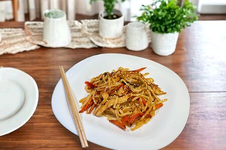 Удон с курицей и овощами
