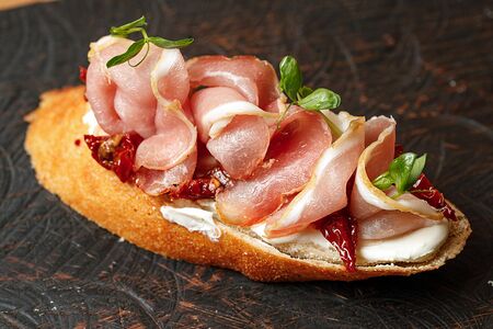 Брускетта с сыровяленой свининой