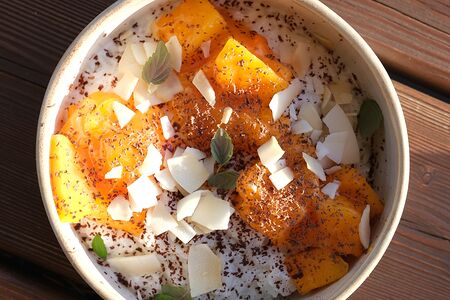 Рисовая каша с соусом манго-маракуйя