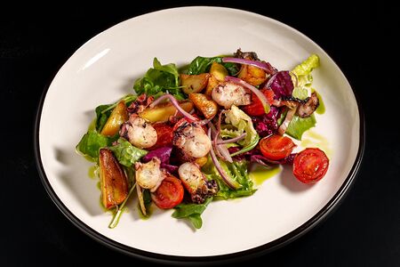 Салат с осьминогом