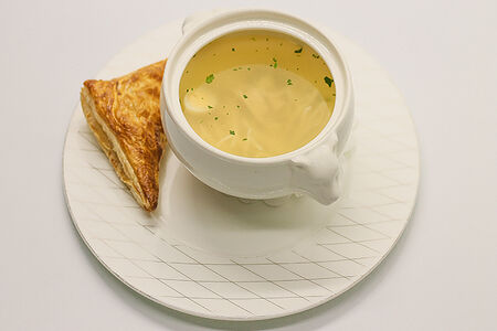 Куриный суп с лапшой и слоёным пирожком