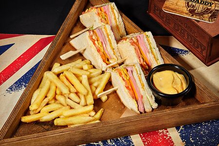 Клаб-сэндвич с ветчиной и сыром с картофелем фри