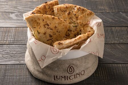 Фокачча с чесноком и розмарином