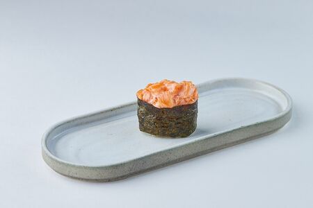 Гункан с лососем