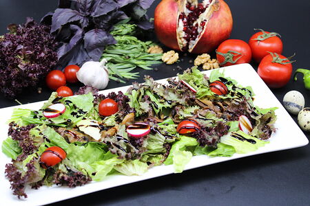 Теплый салат с язычками ягненка и грибами