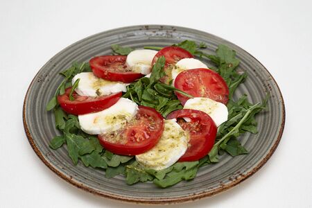 Салат Капрезе с рукколой и соусом Песто