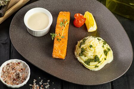 Стейк из лосося с винным соусом