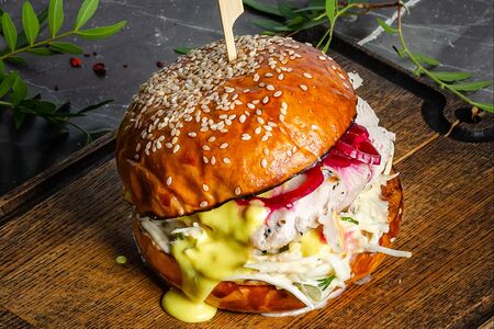 Бургер с курицей су-вид и ремуладом