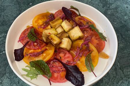 Запеченный тофу со свежими томатами