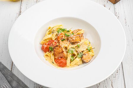 Паста с лососем, трюфелем и томатами черри