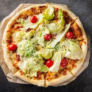 Пицца с курицей и томатами