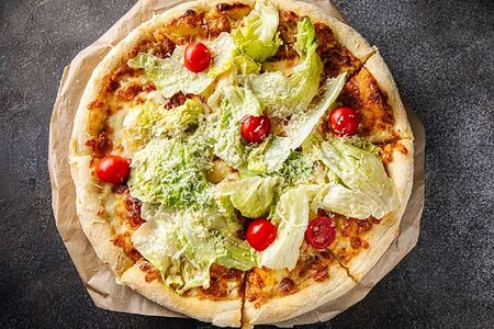 Пицца с курицей и томатами