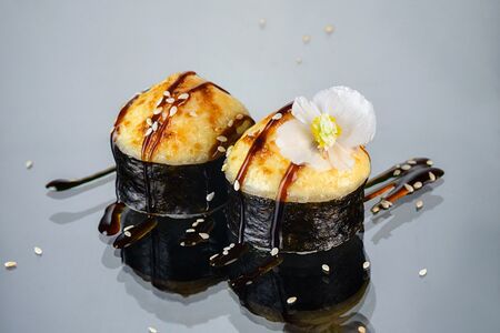 Запечённый ролл с жареным лососем и соусом унаги