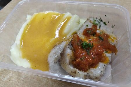 Лангеты из свинины с луком и болгарским перцем