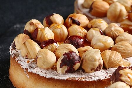 Корзинка с орехами и Нутеллой