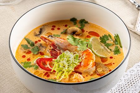 Том ям с курицей и креветками