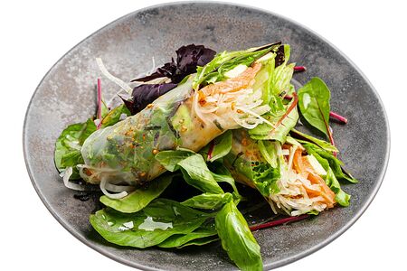 Спринг-роллы с лососем, авокадо и базиликом с соусом свит-чили