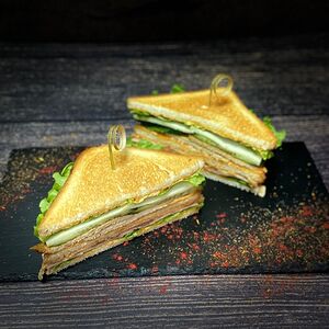 Сэндвич с ветчиной и курицей