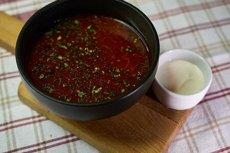 Борщ с говядиной и сметаной