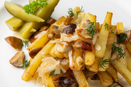 Жареный картофель с грибами