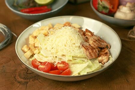 Салат цезарь с курицей