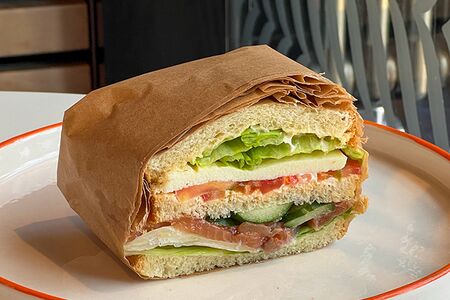 Сэндвич с лососем и соусом тартар