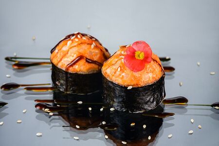 Запечённый ролл с сочным кальмаром и соусом унаги