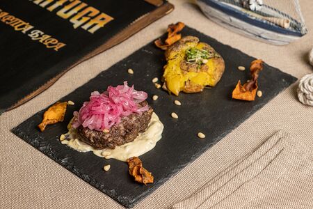 Рубленый бифштекс из оленины с мятым картофелем и соусом из белых грибов