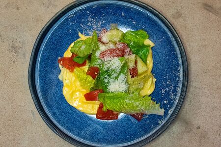 Скрэмбл со свежими овощами