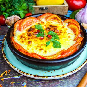 Сыр сулугуни, жаренный с помидорами