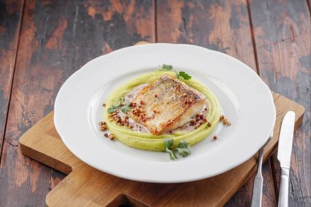 Судак с картофельным пюре и тапенадой из маслин