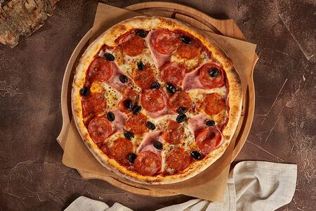 Пицца с колбасками