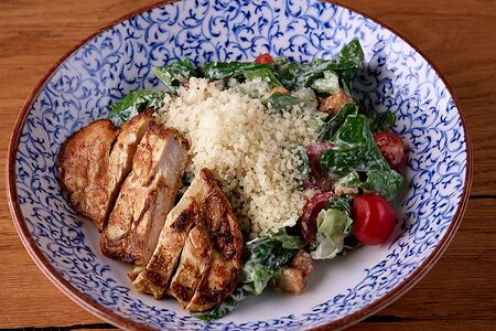 Цезарь с курицей гриль