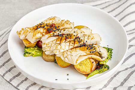 Кальмар гриль с картофелем