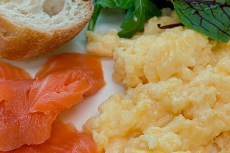 Скрэмбл с лососем