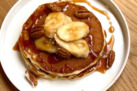 Панкейки с бананом и карамелью