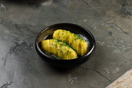 Отварной картофель с укропом и сливочным маслом