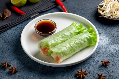 Спринг-роллы с лососем