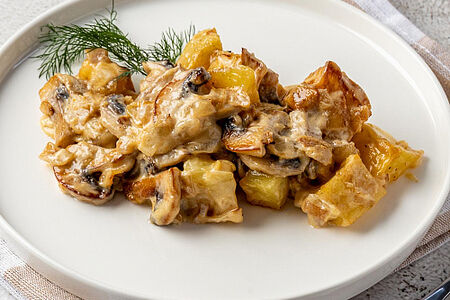 Картофель, запеченный с грибами и луком