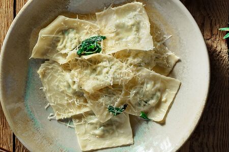 Равиоли с креветками и шпинатом