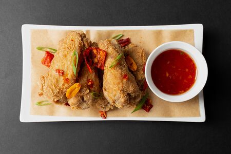 Хрустящие куриные крылышки с кисло-сладким соусом