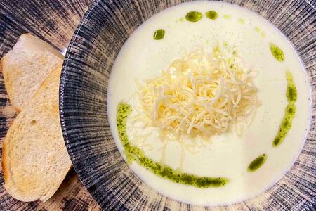 Суп-пюре сырный с хрустящим тостом