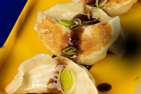 Мега-гедзе с соусом