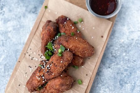 Хрустящие крылья в панировке с кисло-сладким соусом