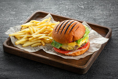 Бургер с говяжьей котлетой и картофелем фри