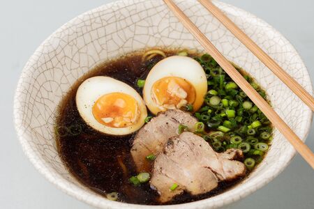 Яичная лапша на бульоне Щею с зеленым луком и яйцом