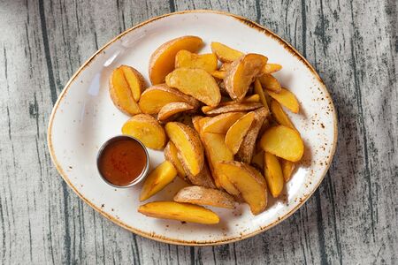 Картофель айдахо с томатным соусом