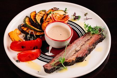 Брискет BBQ с перечным демигласом и овощами гриль